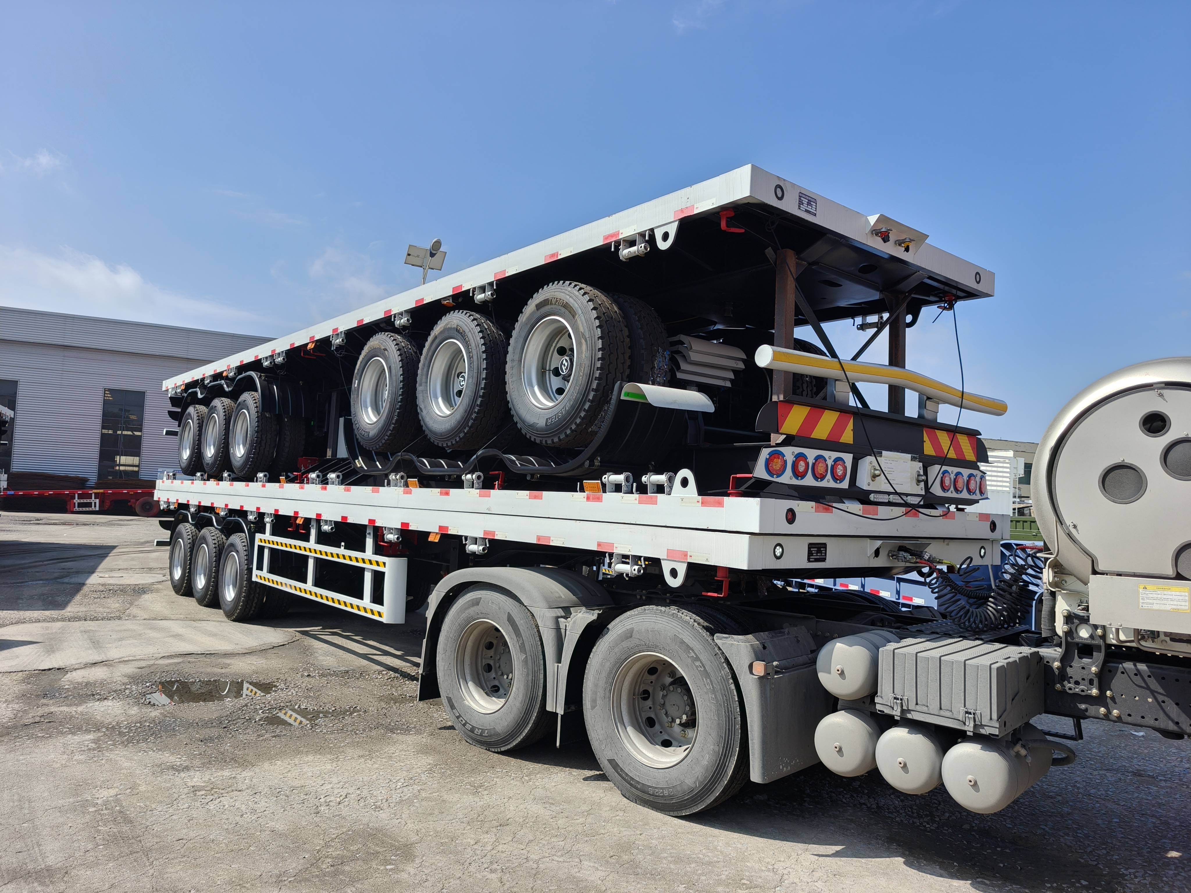 Er worden twee flatbed-opleggers naar Ghana verzonden