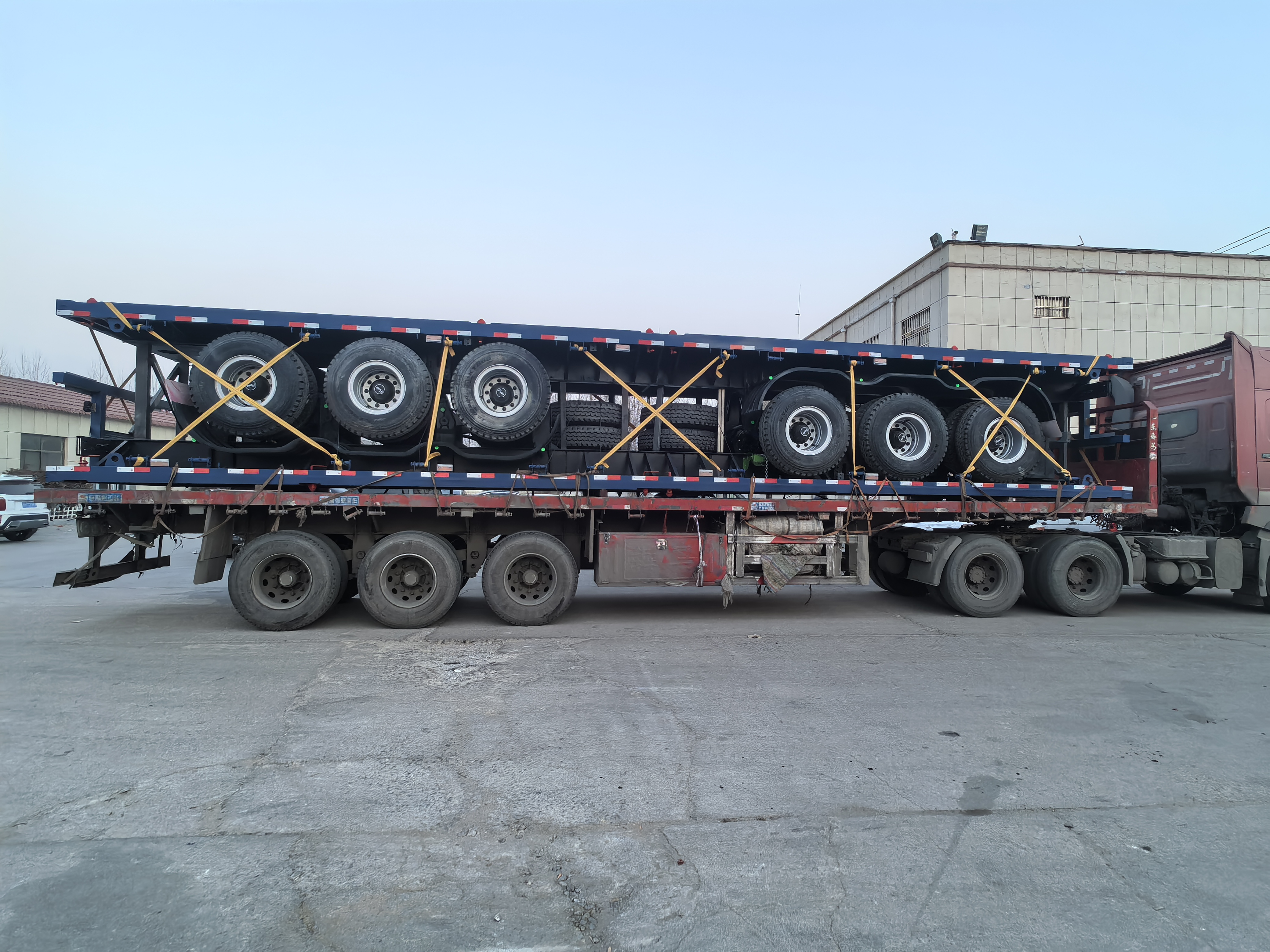 Twee eenheden 3 Axle Flatbed Semi Trailer worden naar Algerije verzonden