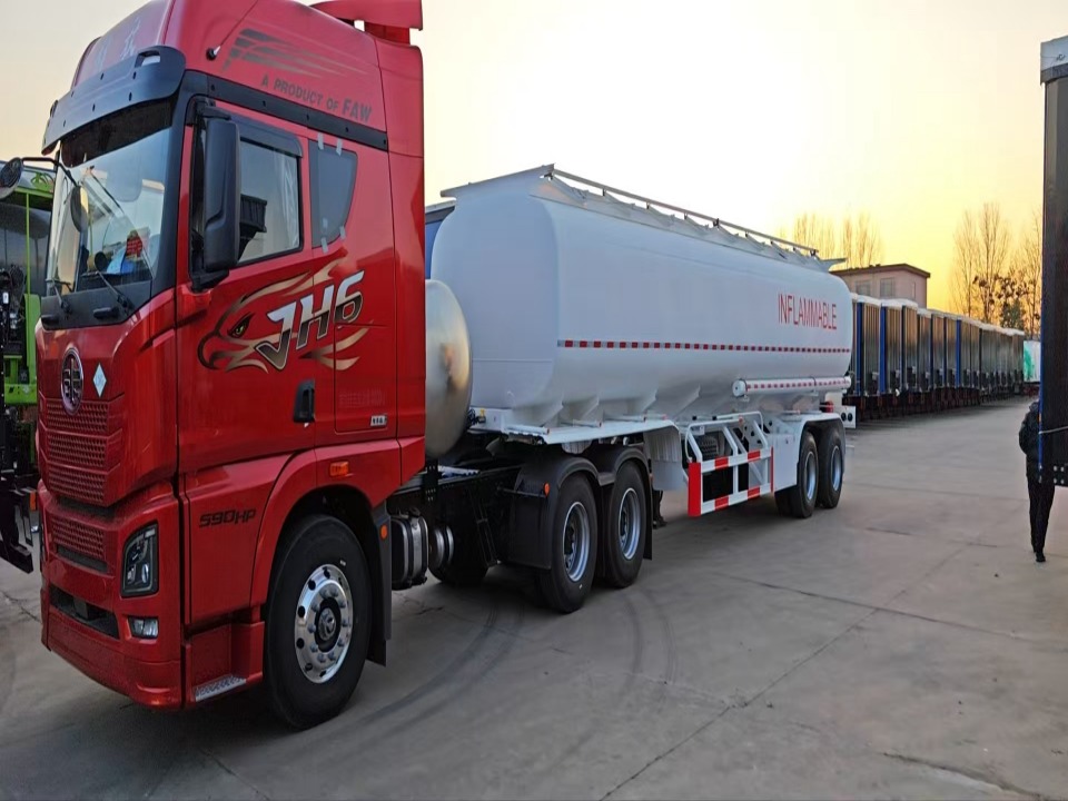 De oplegger met een olietank van 40.000 liter wordt naar Guinee verzonden.