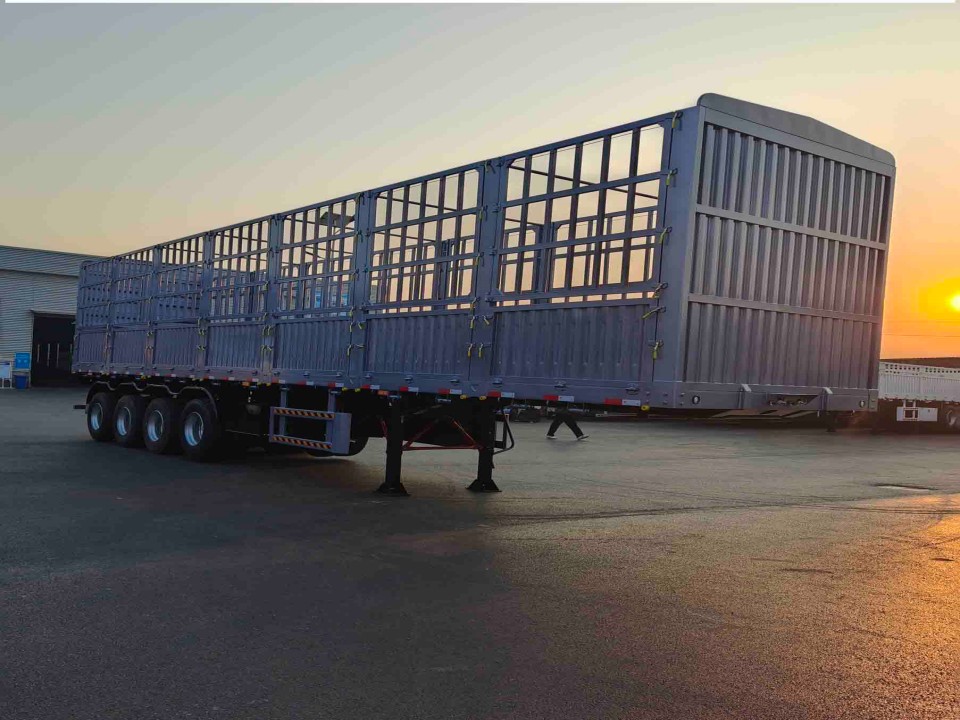 Derun 4 Axle Fence Cargo Semi Trailer staat op het punt om naar West -Afrika te vertrekken