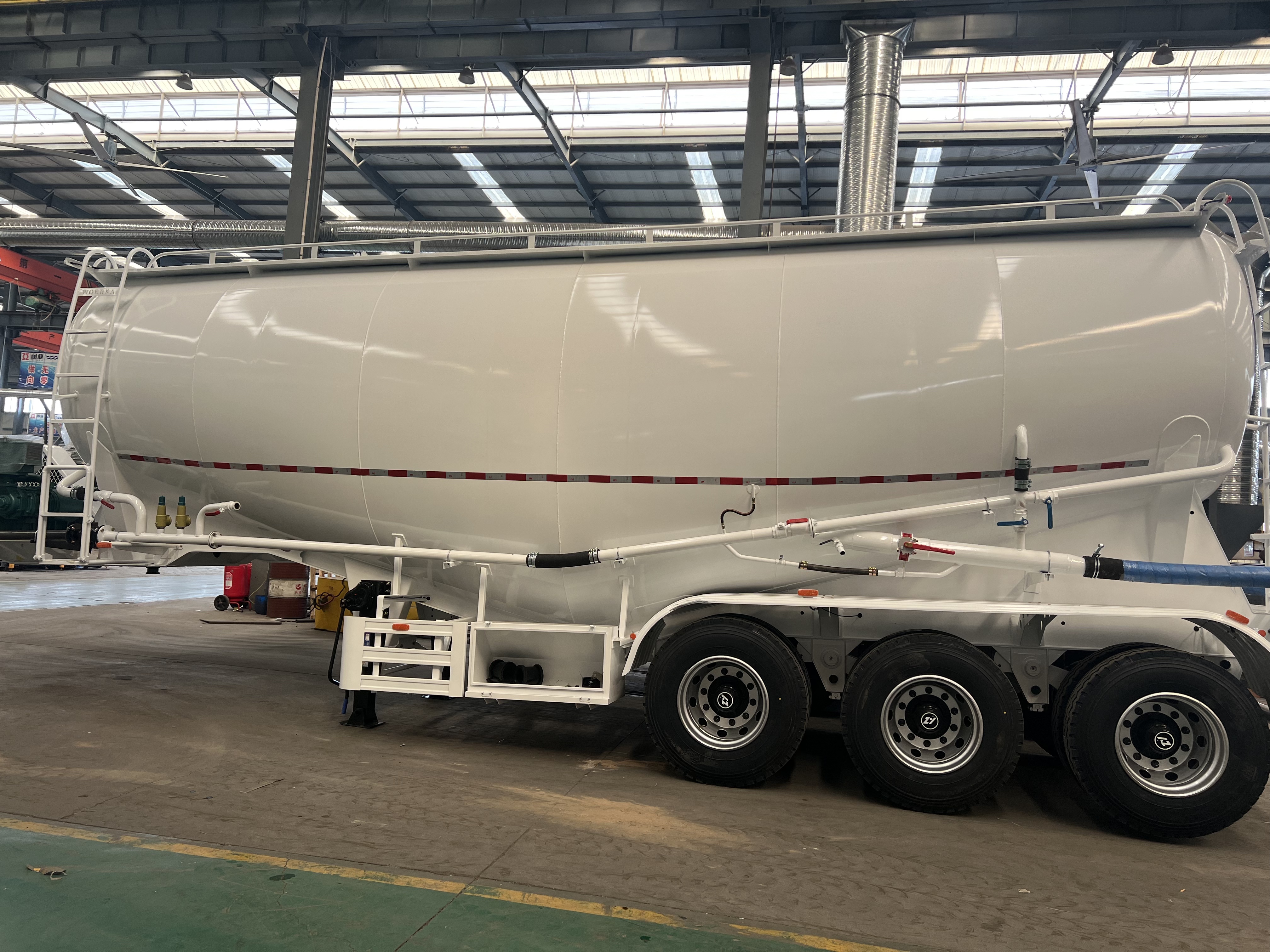Derun Cement Tanker Trucks verzonden naar Zambia, waardoor de lokale transportinfrastructuur wordt gestimuleerd