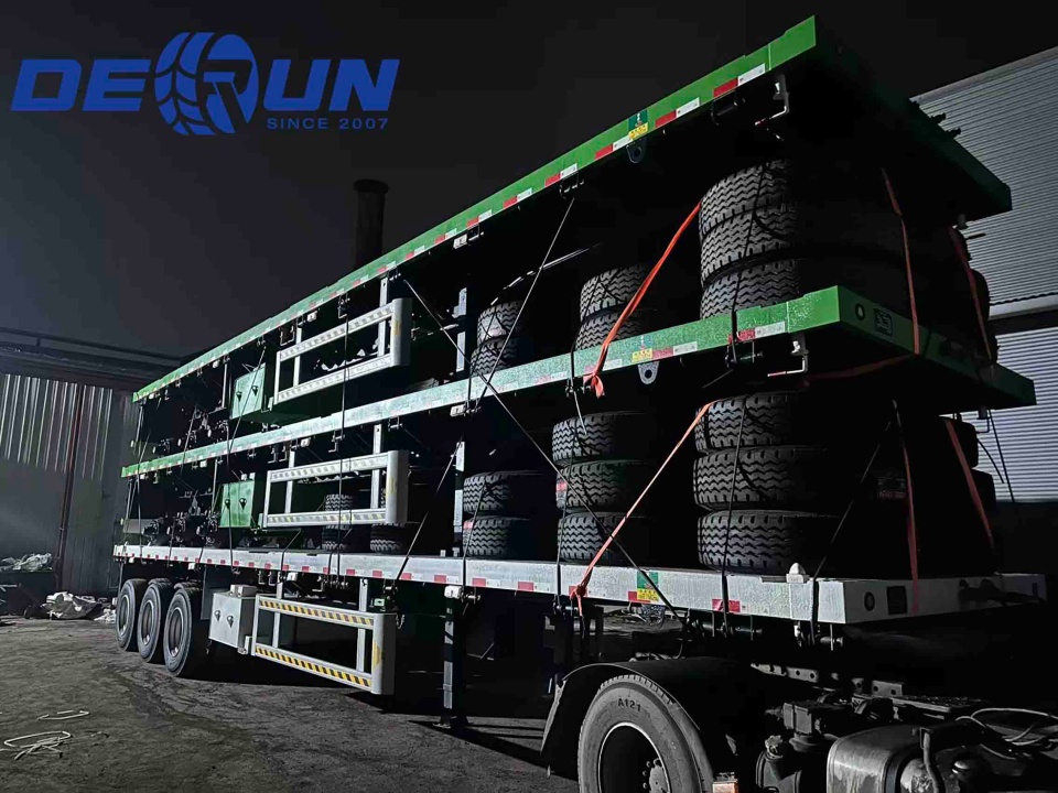 Drie flatbed semi -trailers worden verzonden naar Algerije