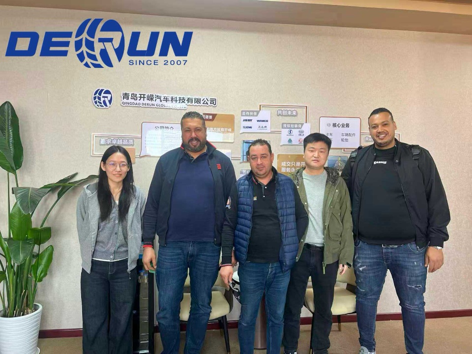 Klant uit Algerije bezocht Shandong Derun-voertuig Klant uit Algerije bezocht Shandong Derun-voertuig