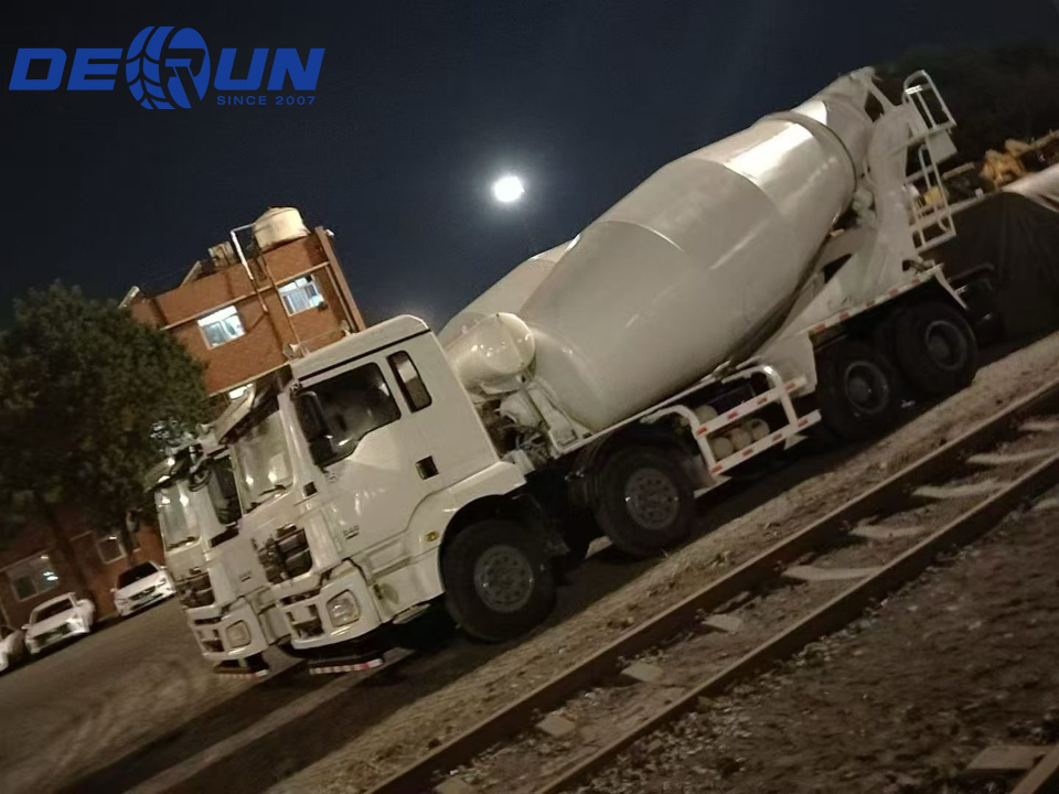 Er worden twee mixertrucks naar Gabon verscheept.