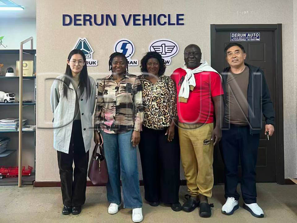 Klanten uit Gabon bezochten Derun Auto en kochten vijf vrachtwagens