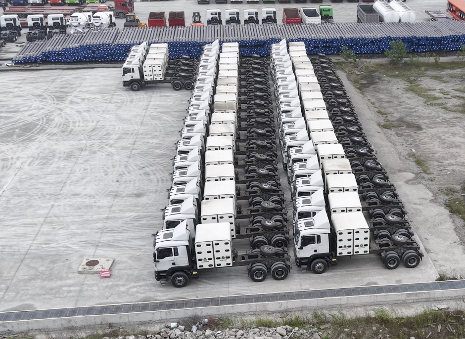 Consistente bezorgservice verdient verdere erkenning! 40 Sinotruk TX 6x4 CNG-tractortrucks zijn met succes naar Nigeria verscheept.
