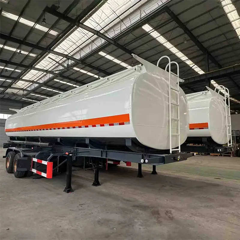 Oplegger met brandstoftank en draaistelvering